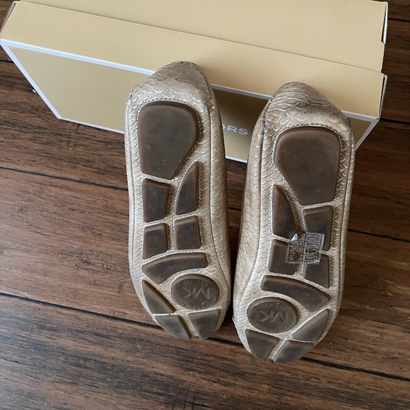 Michael Kors metallic embossed leather, Size 9, and color Pale Gold - Picture 5 of 5